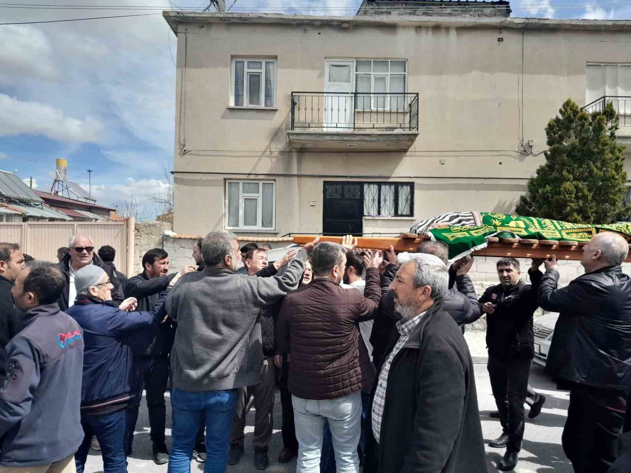 ANTALYA'NIN MANAVGAT İLÇESİNDE OTOMOBİLİN TIRIN DORSESİNE ÇARPMASI SONUCU MEYDANA GELEN KAZADA...