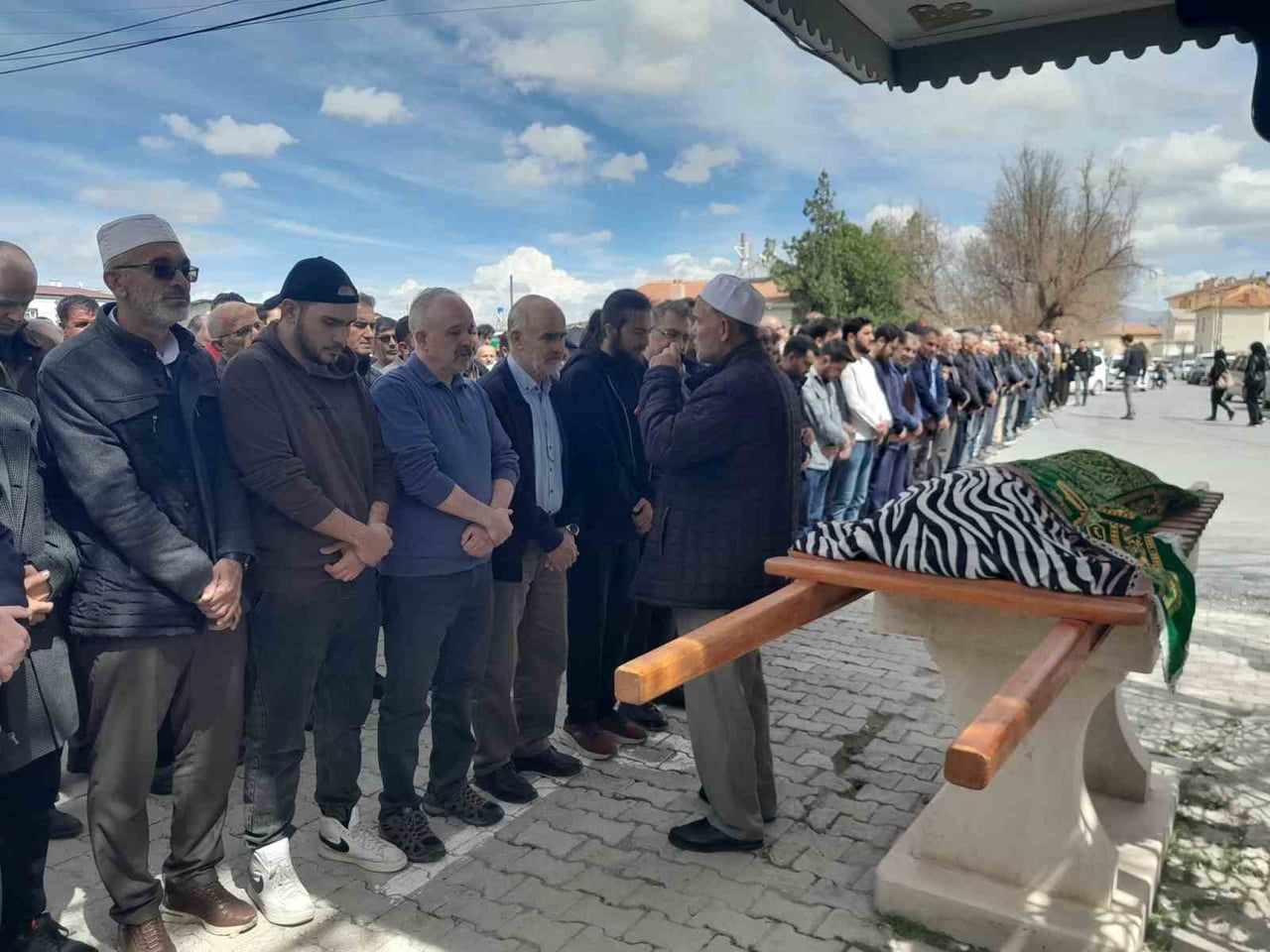 ANTALYA'NIN MANAVGAT İLÇESİNDE OTOMOBİLİN TIRIN DORSESİNE ÇARPMASI SONUCU MEYDANA GELEN KAZADA...