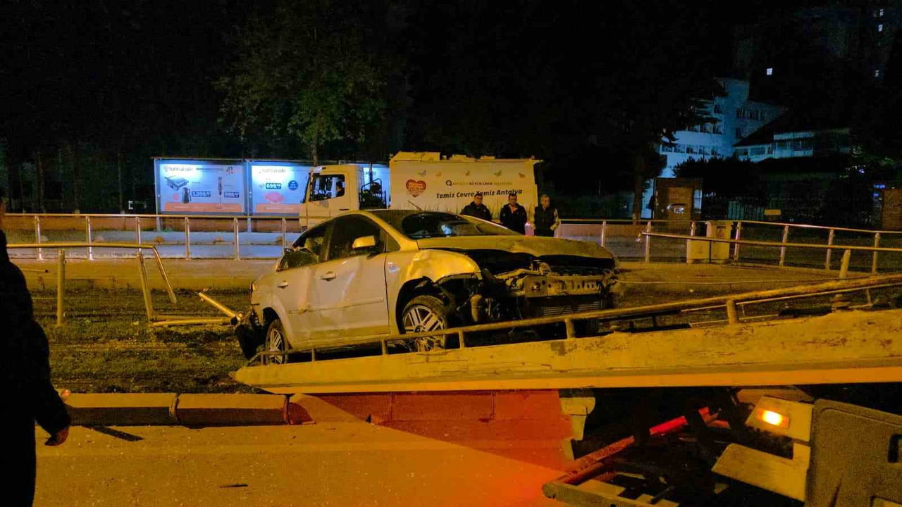 ANTALYA'NIN MURATPAŞA İLÇESİNDE ALKOLLÜ SÜRÜCÜNÜN KONTROLÜNÜ KAYBETTİĞİ OTOMOBİL TRAMVAY DURAĞINA...