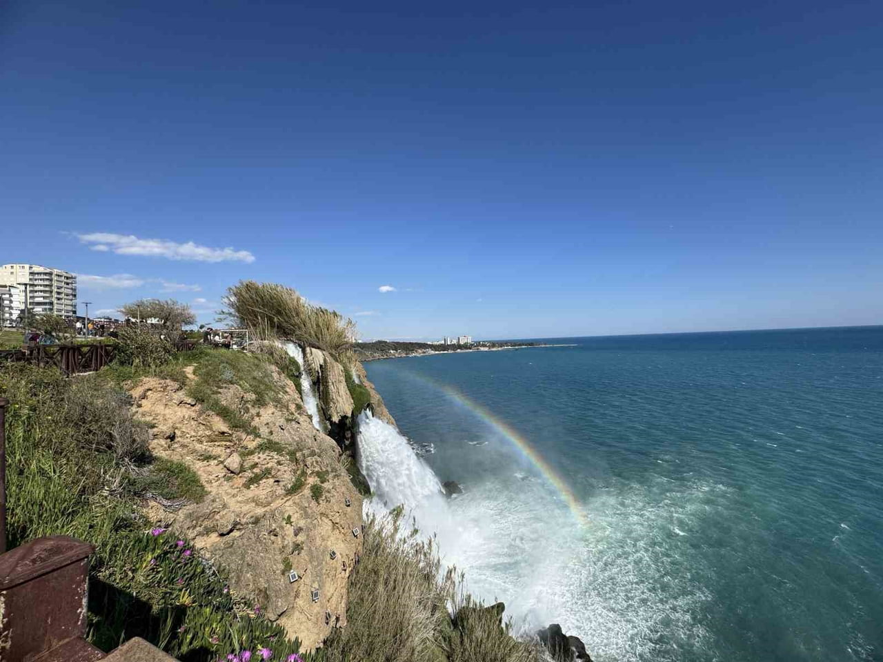 ANTALYA'NIN MURATPAŞA İLÇESİNDE DÜDEN ŞELALESİ'NDE OLUŞAN GÖKKUŞAĞI, ZİYARETÇİLERE UNUTULMAZ ANLAR...