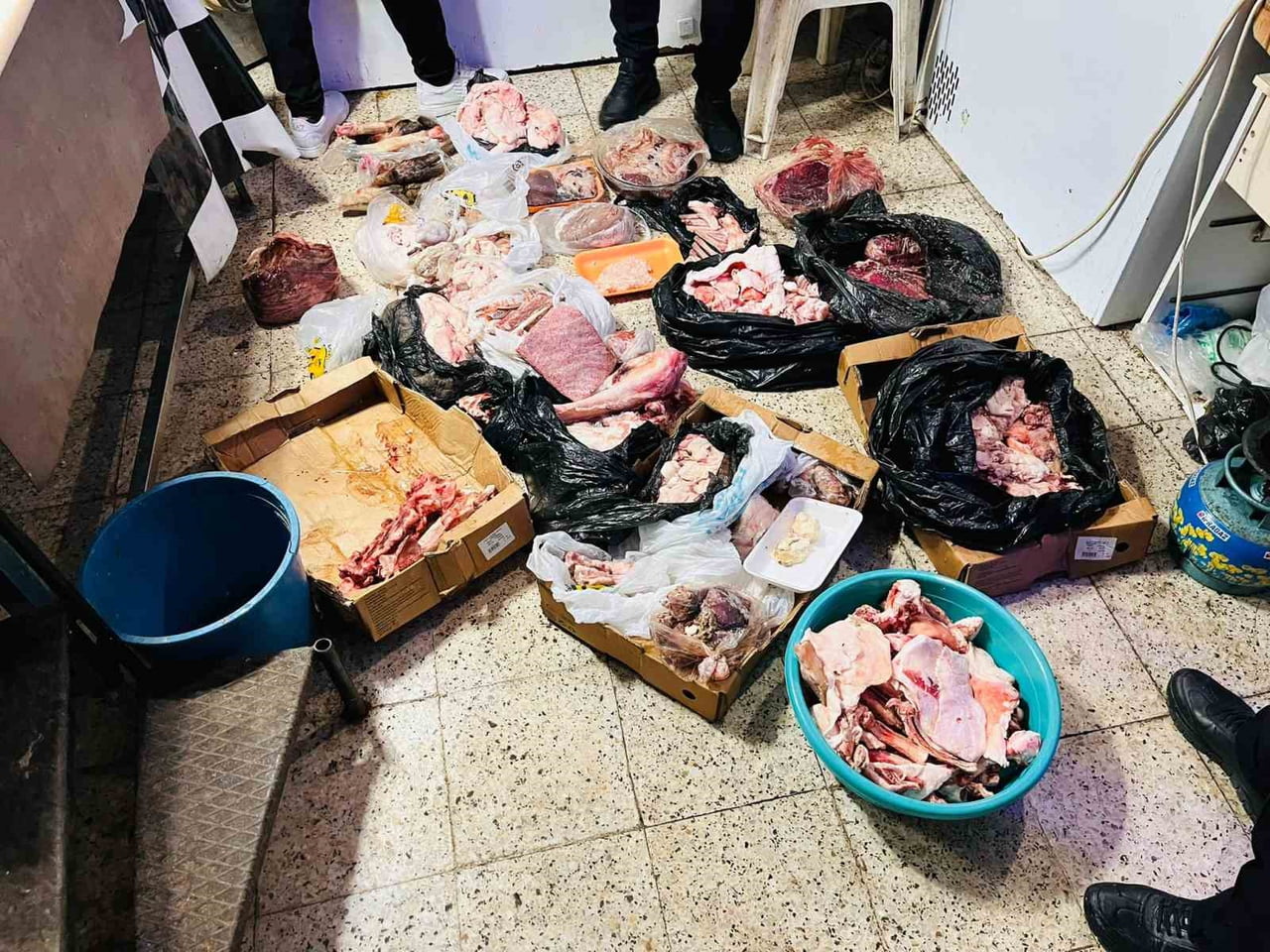 ANTALYA'NIN SERİK İLÇESİNDE GERÇEKLEŞTİRİLEN DENETİMLER SIRASINDA BİR KASAP DÜKKANINDA...