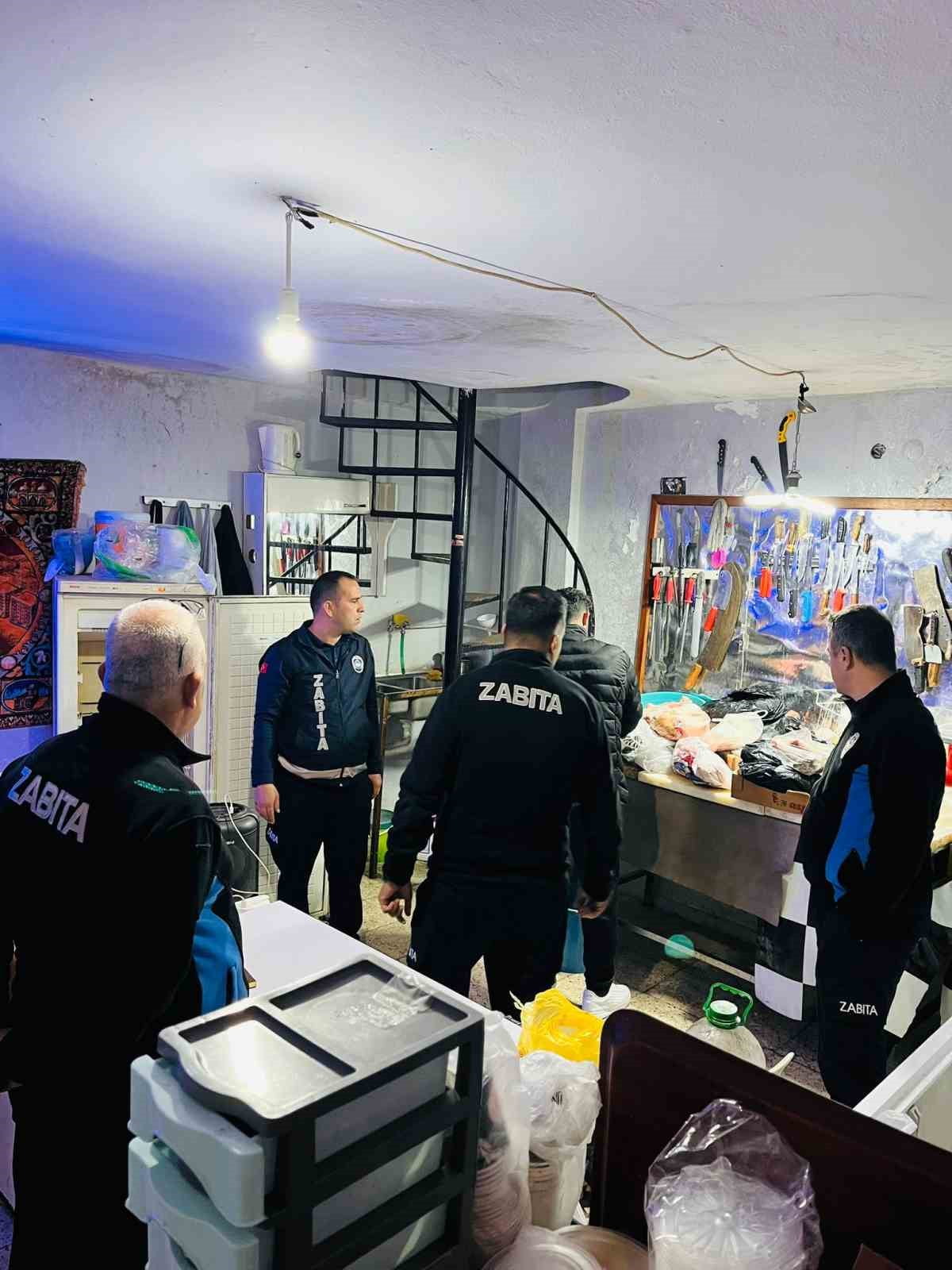 ANTALYA'NIN SERİK İLÇESİNDE GERÇEKLEŞTİRİLEN DENETİMLER SIRASINDA BİR KASAP DÜKKANINDA...