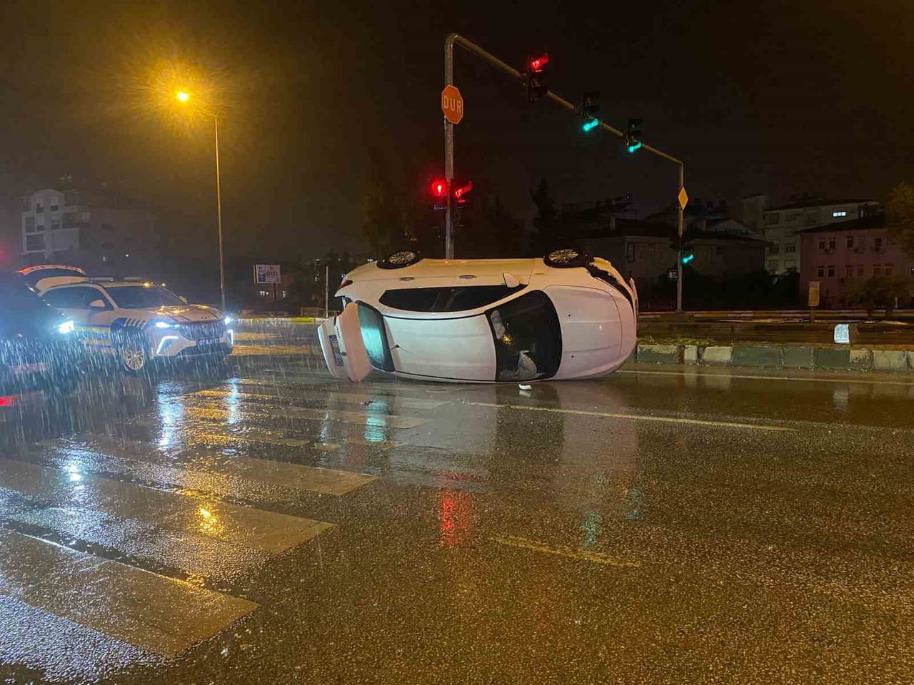 ANTALYA'NIN SERİK İLÇESİNDE KONTROLDEN ÇIKAN BİR OTOMOBİLİN REFÜJE ÇARPARAK YAN YATMASI SONUCU...