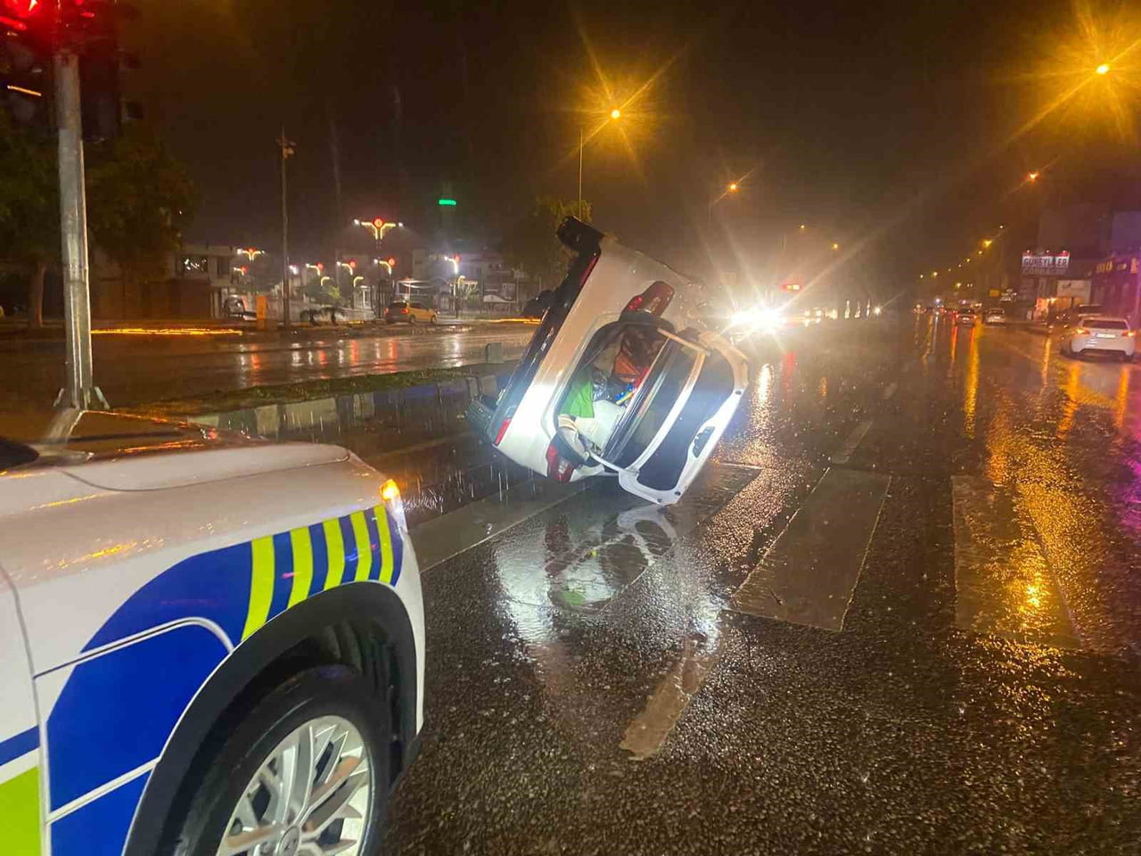 ANTALYA'NIN SERİK İLÇESİNDE KONTROLDEN ÇIKAN BİR OTOMOBİLİN REFÜJE ÇARPARAK YAN YATMASI SONUCU...
