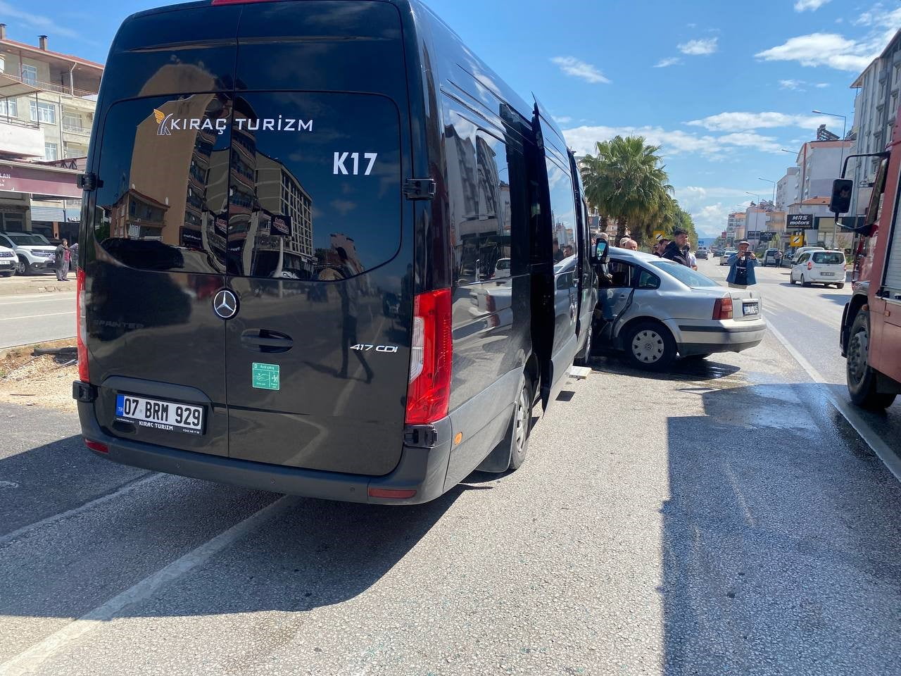 ANTALYA'NIN SERİK İLÇESİNDE VİP TUR MİNİBÜSÜ İLE OTOMOBİLİN KARIŞTIĞI KAZADA 2 KİŞİ...