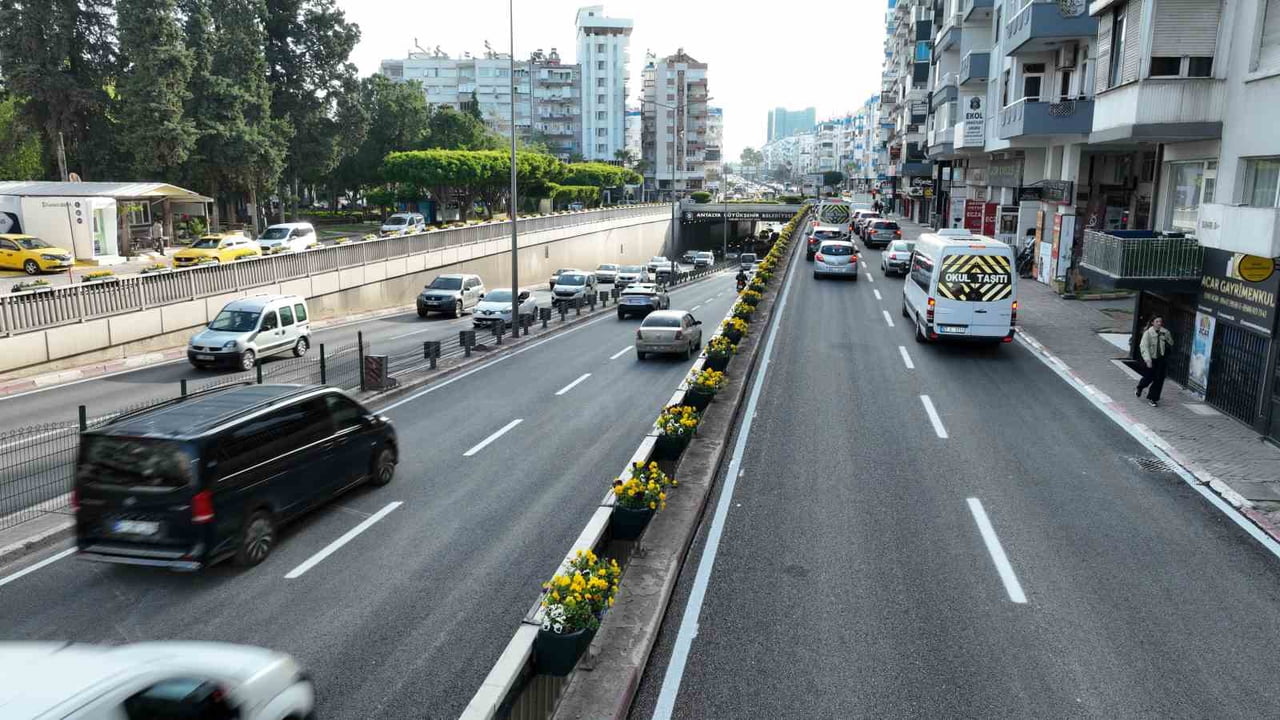 ANTALYA BÜYÜKŞEHİR BELEDİYESİ, ALTYAPI ÇALIŞMALARINDAN DOLAYI DEFORME OLAN 100.YIL BULVARI’NDA...