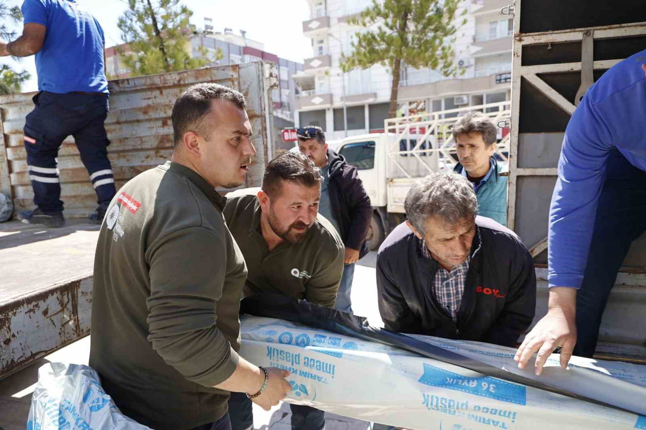 ANTALYA BÜYÜKŞEHİR BELEDİYESİ TARIMSAL HİZMETLER DAİRESİ BAŞKANLIĞI EKİPLERİ, KUMLUCA İLÇESİNDE...