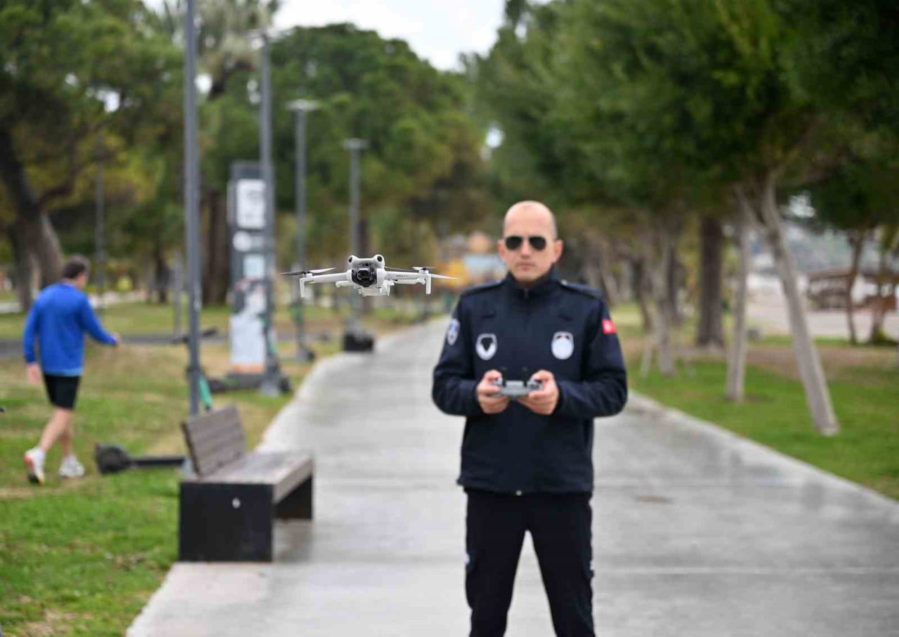 ANTALYA BÜYÜKŞEHİR BELEDİYESİ ZABITA EKİPLERİ, KENTİN FARKLI NOKTALARINDA DRON İLE HAVADAN DENETİM...