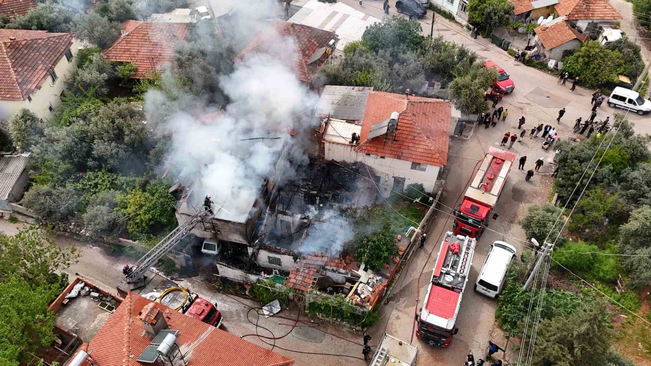 ANTALYA’DA 2 KATLI GECEKONDU DA ÇIKAN YANGIN BİTİŞİĞİNDEKİ EVE SIÇRADI. YANGIN ANINDA GECEKONDU DA...