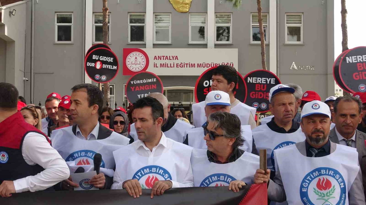 ANTALYA’DA EĞİTİM-BİR-SEN ÜYELERİ, ŞANLIURFA’NIN SİVEREK İLÇESİ İLE KAHRAMANMARAŞ’TA OKULLARDA...