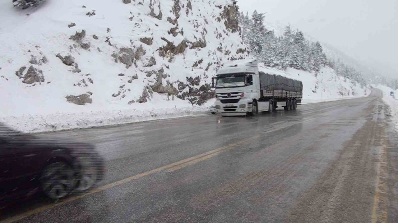 ANTALYA’DA ETKİLİ OLAN YAĞMUR, YÜKSEK KESİMLERDE YERİNİ KAR YAĞIŞINA BIRAKTI. 1825 METRE RAKIMLI...
