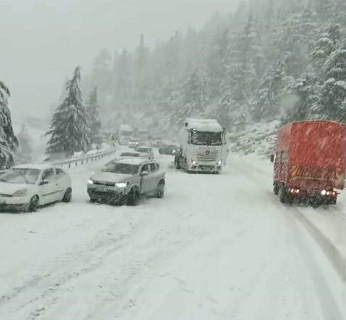 ANTALYA’DA ETKİLİ OLAN YAĞMUR, YÜKSEK KESİMLERDE YERİNİ KAR YAĞIŞINA BIRAKTI. 1825 METRE RAKIMLI...