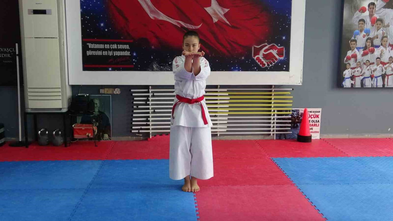 ANTALYA’DA GERÇEKLEŞTİRİLEN TÜRKİYE KARATE ŞAMPİYONASI’NDA 14 YAŞINDAKİ MUKADDES FEYZA YÜKSELMİŞ...