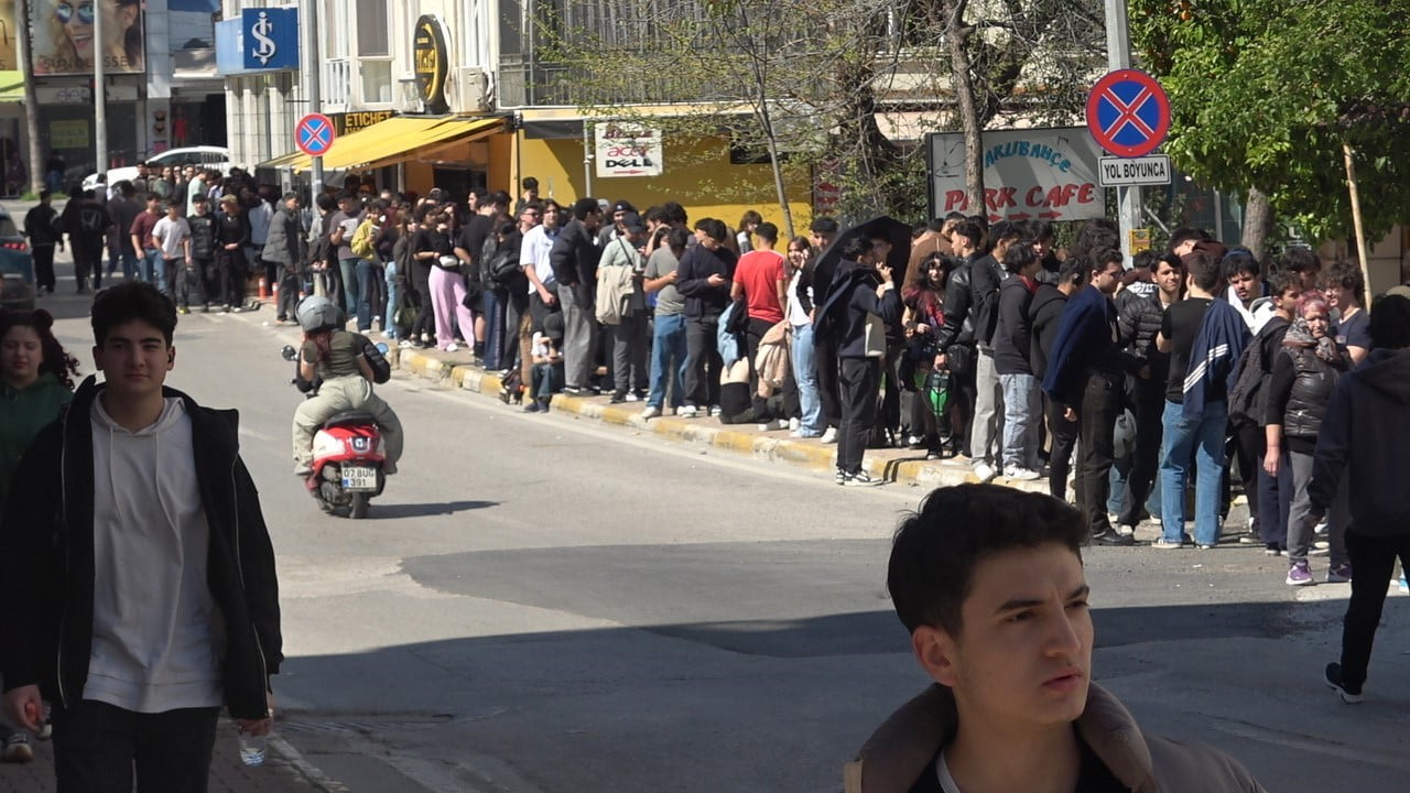 ANTALYA’DA İNDİRİMLİ GİYİM MAĞAZASI AÇILIŞI YOĞUN İLGİ NEDENİYLE İZDİHAMA...