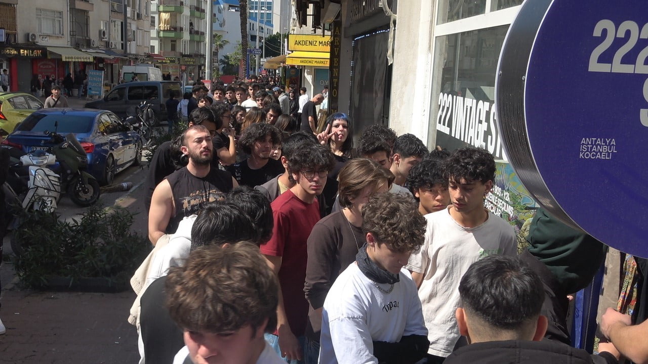 ANTALYA’DA İNDİRİMLİ GİYİM MAĞAZASI AÇILIŞI YOĞUN İLGİ NEDENİYLE İZDİHAMA...