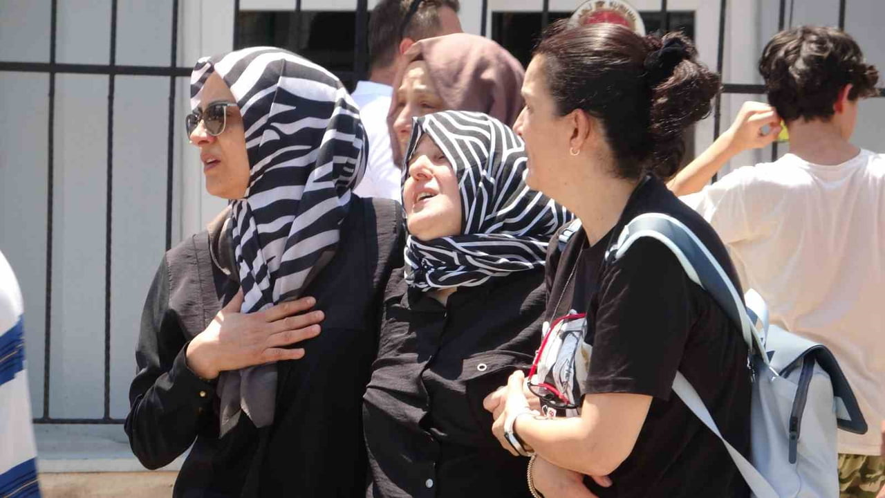 ANTALYA’DA İŞ YERİNDEN ÇIKTIKTAN SONRA KENDİSİNİ ALMAK İÇİN BEKLEYEN BABASININ ARACINA DOĞRU GİDEN...