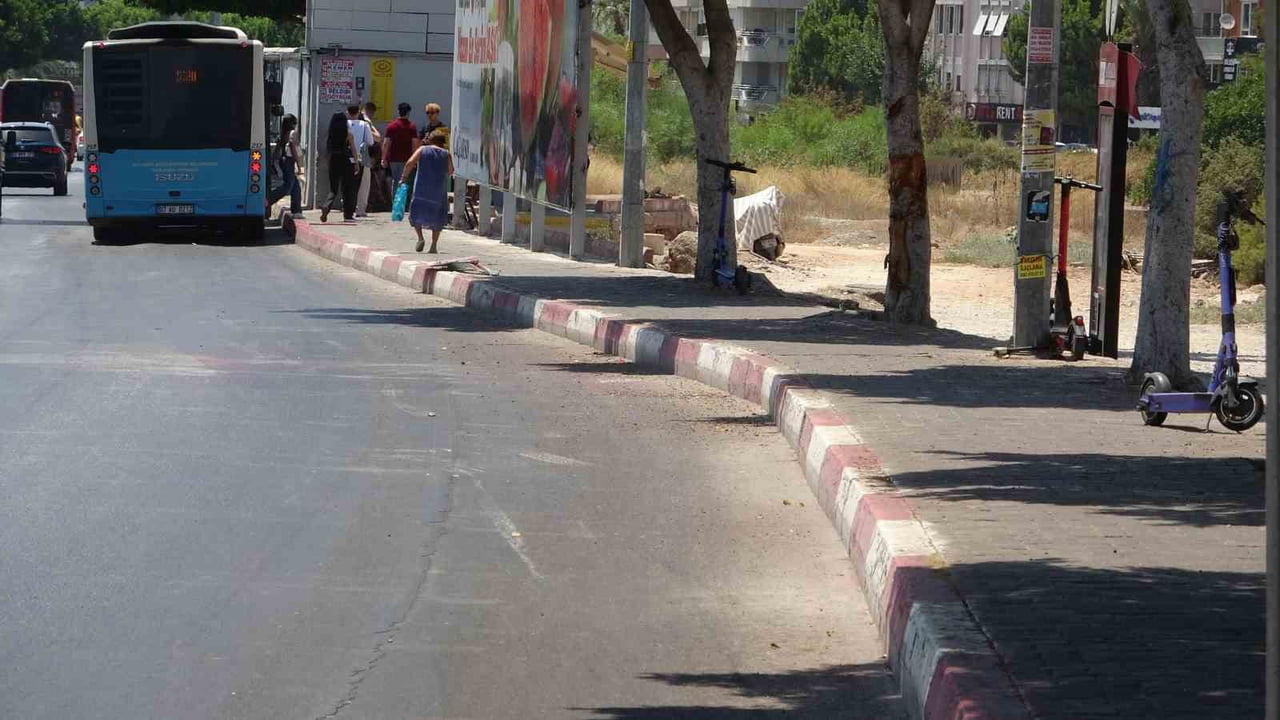 ANTALYA’DA İŞ YERİNDEN ÇIKTIKTAN SONRA KENDİSİNİ ALMAK İÇİN BEKLEYEN BABASININ ARACINA DOĞRU GİDEN...