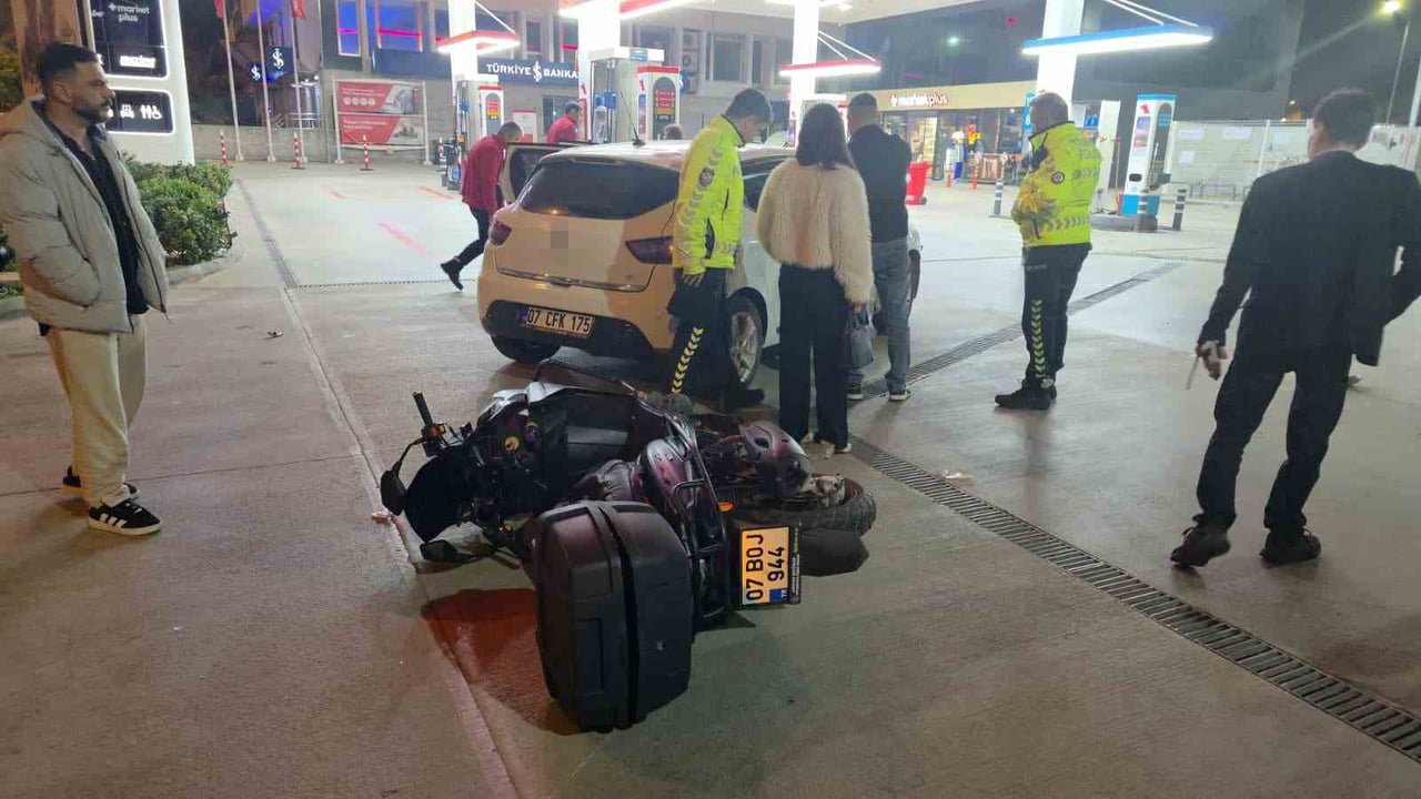 ANTALYA’DA OTOMOBİL İLE MOTOSİKLETİN ÇARPIŞMASI SONUCU MEYDANA GELEN TRAFİK KAZASINDA MOTOSİKLET...