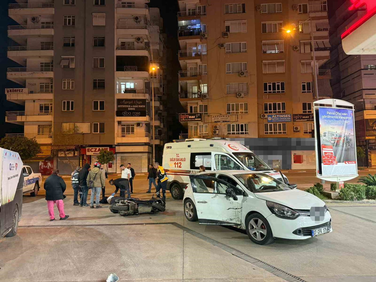 ANTALYA’DA OTOMOBİL İLE MOTOSİKLETİN ÇARPIŞMASI SONUCU MEYDANA GELEN TRAFİK KAZASINDA MOTOSİKLET...