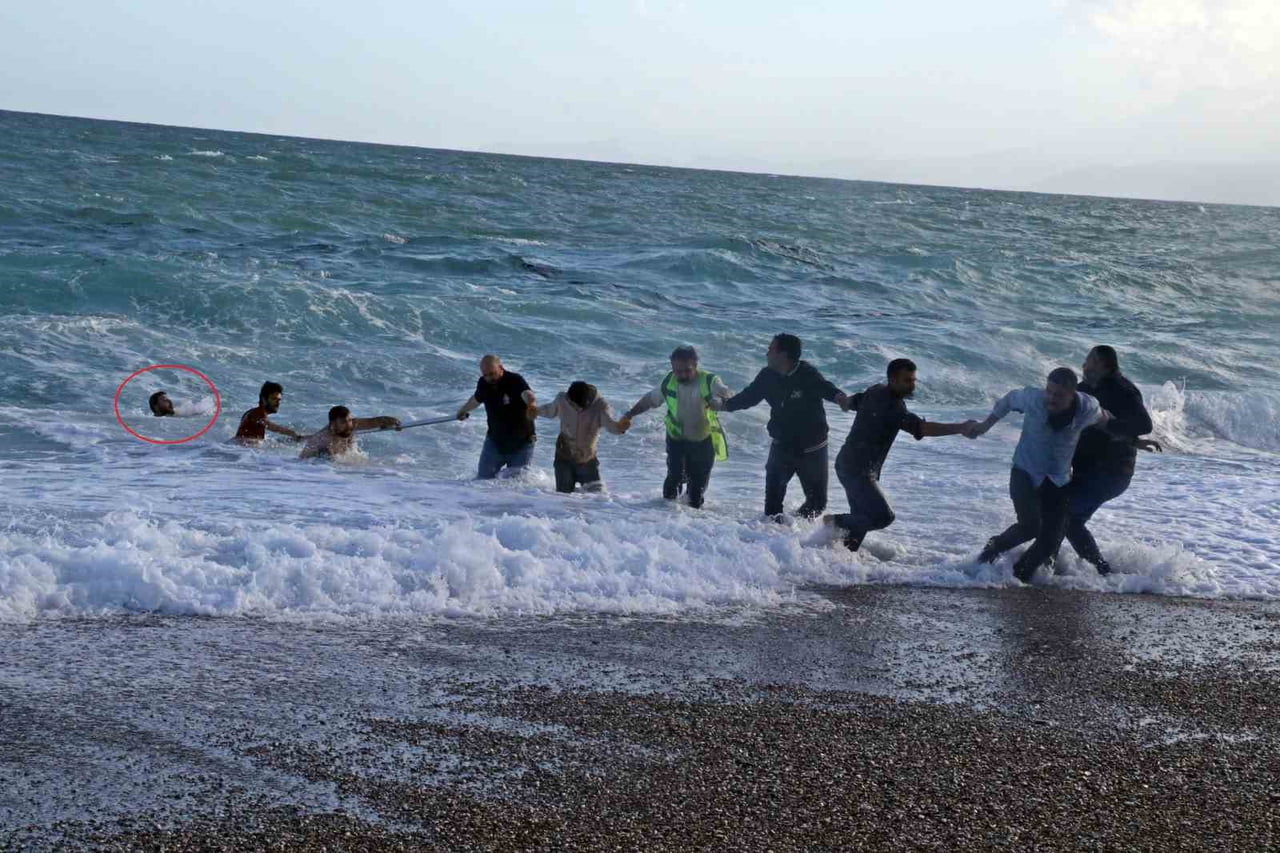 ANTALYA’DA SAHİLİNDE FIRTINALI HAVADA GİRDİĞİ DENİZDE KUZENLERİNİN TÜM ÇABALARINA RAĞMEN...