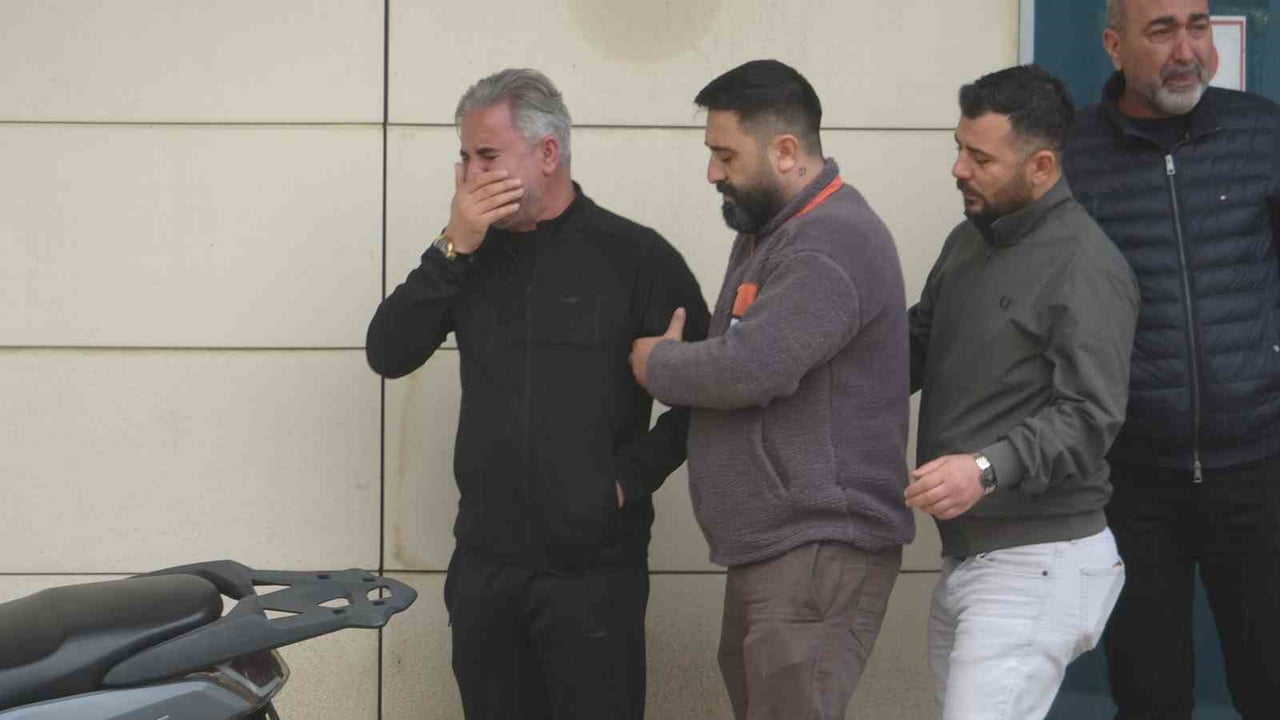 ANTALYA’DA SAHİLİNDE FIRTINALI HAVADA GİRDİĞİ DENİZDE KUZENLERİNİN TÜM ÇABALARINA RAĞMEN...