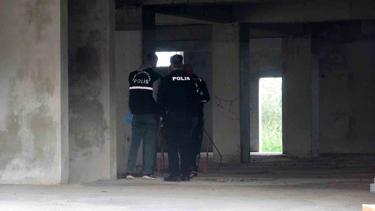 ANTALYA’DA YAPIMI DURAN İNŞAAT HALİNDEKİ BİNANIN MERDİVEN BOŞLUĞUNDA BİR KİŞİNİN CANSIZ BEDENİ...