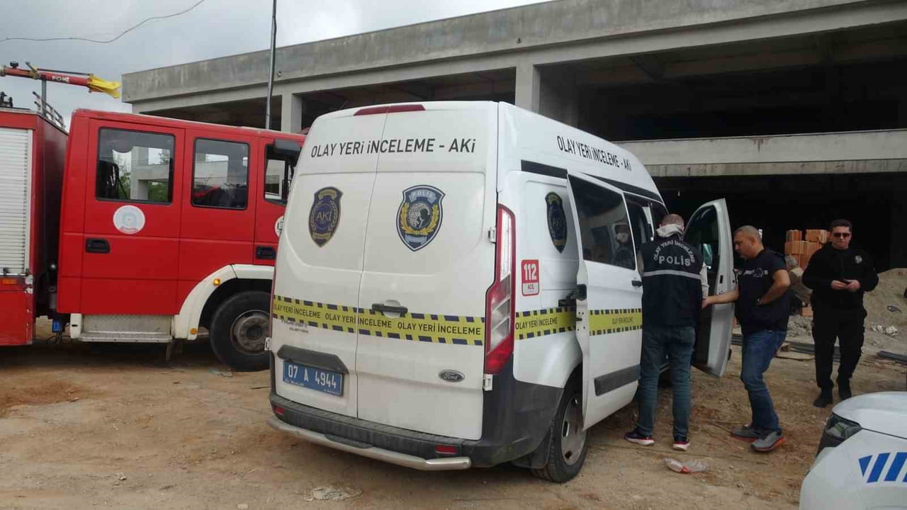 ANTALYA’DA YAPIMI DURAN İNŞAAT HALİNDEKİ BİNANIN MERDİVEN BOŞLUĞUNDA BİR KİŞİNİN CANSIZ BEDENİ...