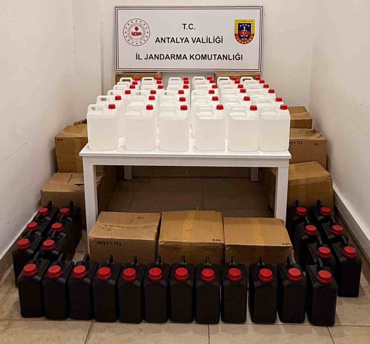 ANTALYA İL JANDARMA KOMUTANLIĞI EKİPLERİNCE KEPEZ İLÇESİNDE DÜZENLENEN OPERASYONDA 550 LİTRE KAÇAK...