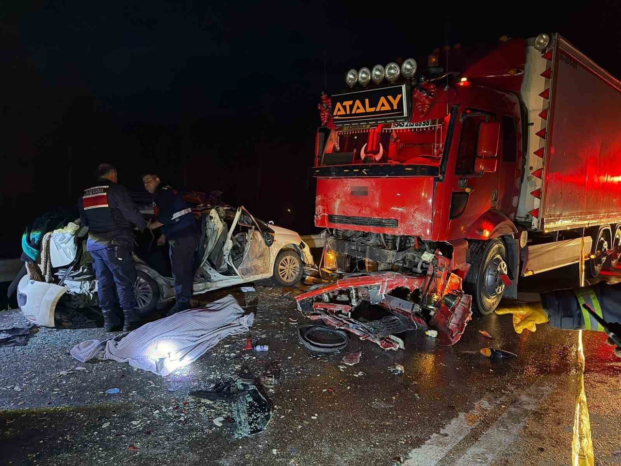 ANTALYA-ISPARTA KARAYOLUNDA KAMYON İLE OTOMOBİLİ ÇARPIŞMASI SONUCU MEYDANA GELEN TRAFİK KAZASINDA...