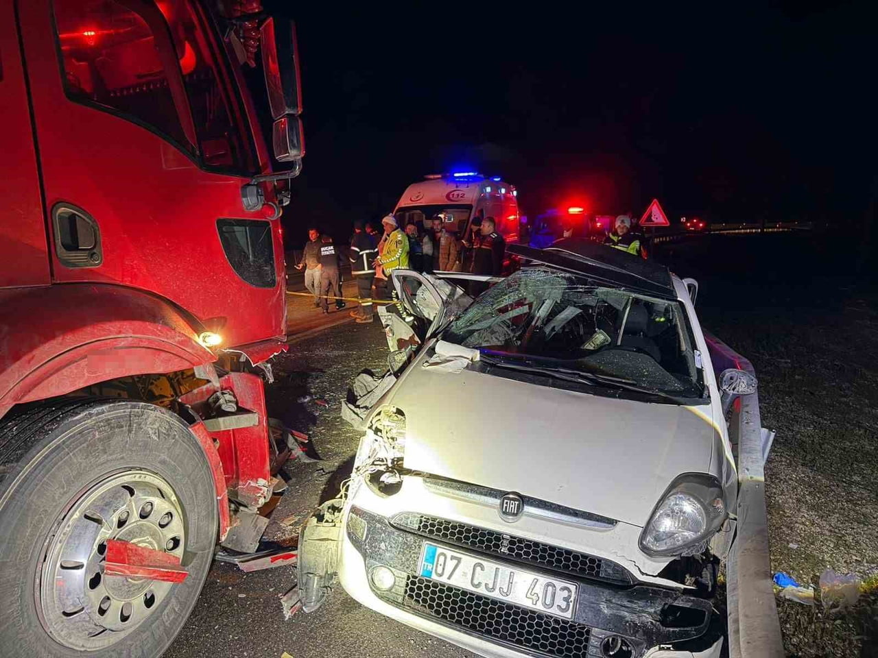 ANTALYA-ISPARTA KARAYOLUNDA KAMYON İLE OTOMOBİLİ ÇARPIŞMASI SONUCU MEYDANA GELEN TRAFİK KAZASINDA...
