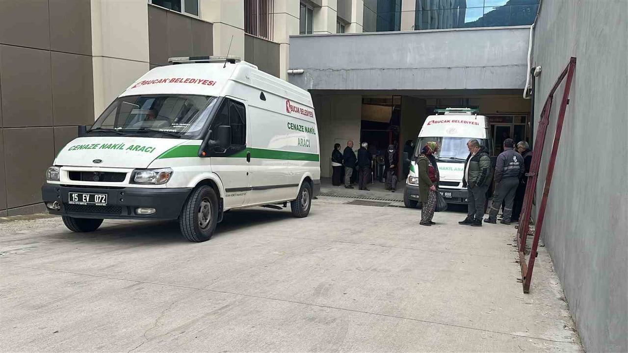 ANTALYA-ISPARTA KARAYOLUNDA, MESAİ BİTİMİNDE EVE DÖNEN SERA İŞÇİLERİNİ TAŞIYAN MİNİBÜS İLE BETON...