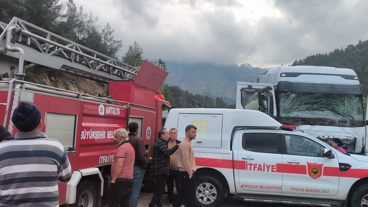 ANTALYA- ISPARTA KARAYOLUNDA MEYDANA GELEN TRAFİK KAZASINDA İLK BELİRLEMELERE GÖRE 7 KİŞİ HAYATINI...
