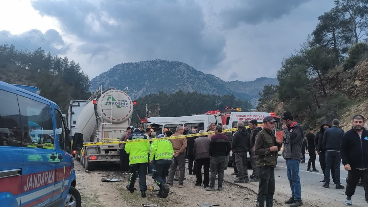 ANTALYA-ISPARTA KARAYOLUNDA TARIM İŞÇİLERİNİ TAŞIYAN MİNİBÜS İLE BETON MİKSERİNİN ÇARPIŞMASI...