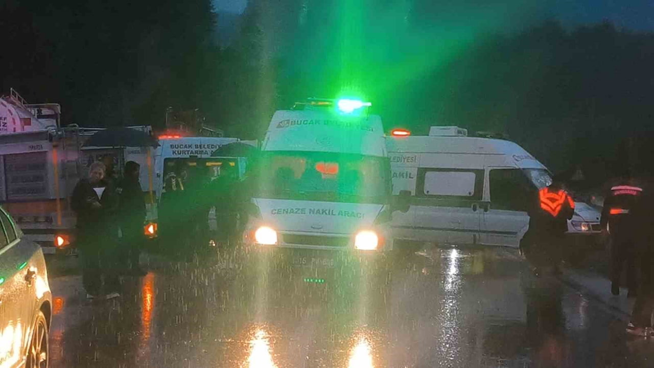 ANTALYA-ISPARTA KARAYOLUNDA TIR İLE SERA İŞÇİLERİNİ TAŞIYAN MİNİBÜSÜN ÇARPIŞMASI SONUCU 7 KİŞİ...