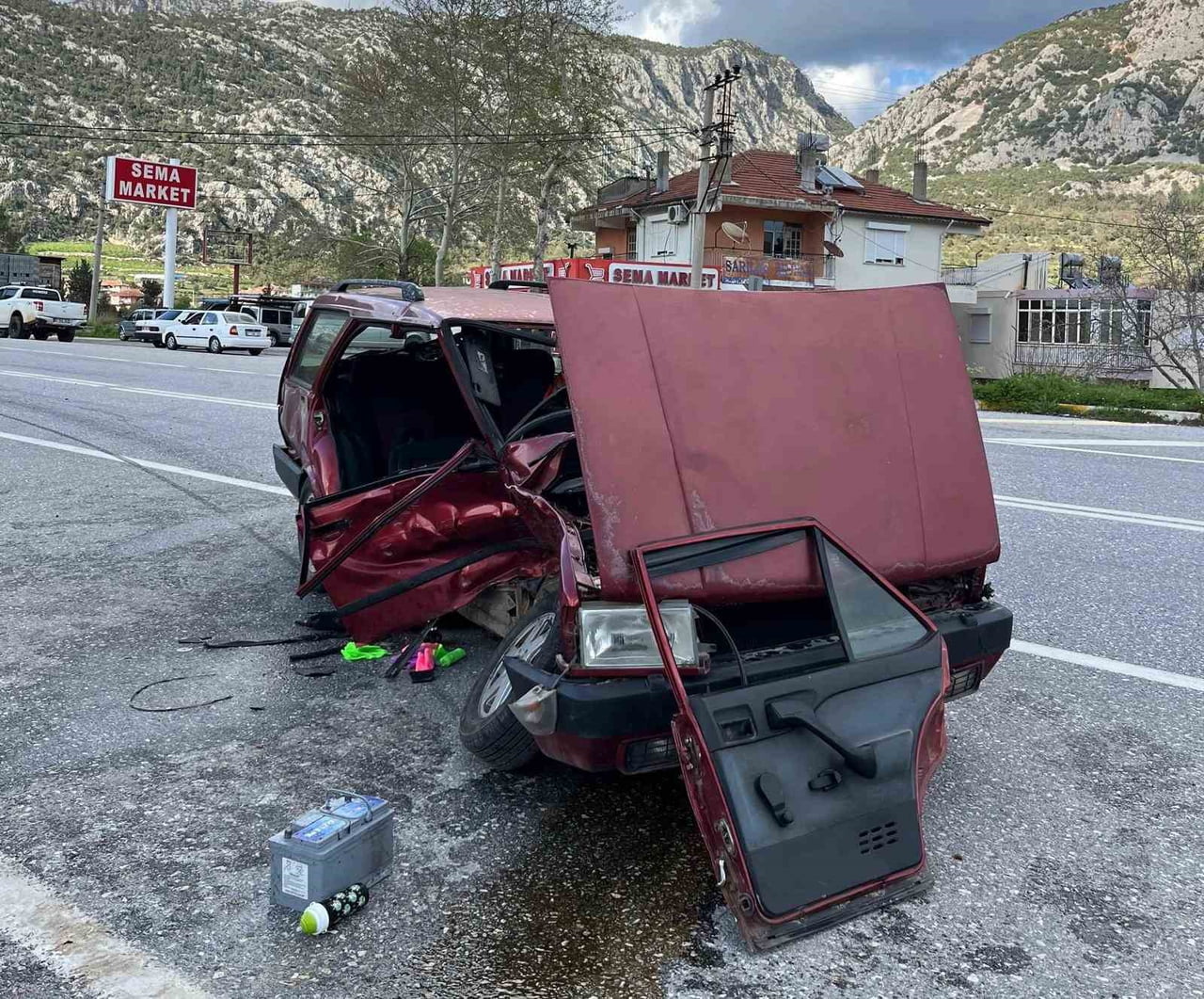 ANTALYA’NIN AKSEKİ İLÇESİNDE İKİ OTOMOBİLİN ÇARPIŞMASI SONUCU MEYDANA GELEN TRAFİK KAZASINDA 3...
