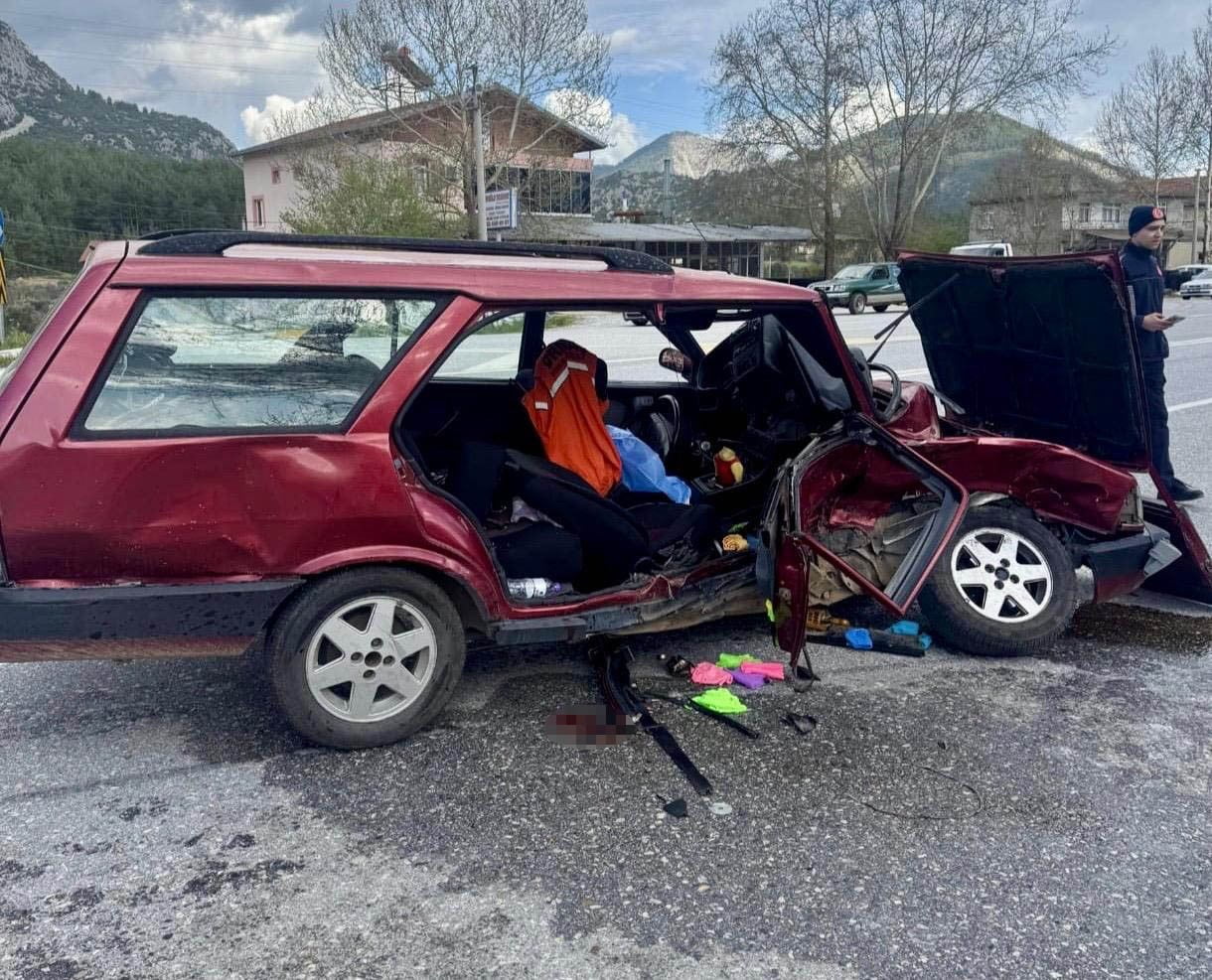 ANTALYA’NIN AKSEKİ İLÇESİNDE İKİ OTOMOBİLİN ÇARPIŞMASI SONUCU MEYDANA GELEN TRAFİK KAZASINDA 3...