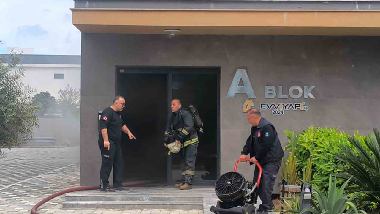 ANTALYA’NIN AKSU İLÇESİNDE LÜKS BİR SİTENİN 6’NCI KATINDA BULUNAN DAİREDE ÇIKAN YANGIN PANİĞE...