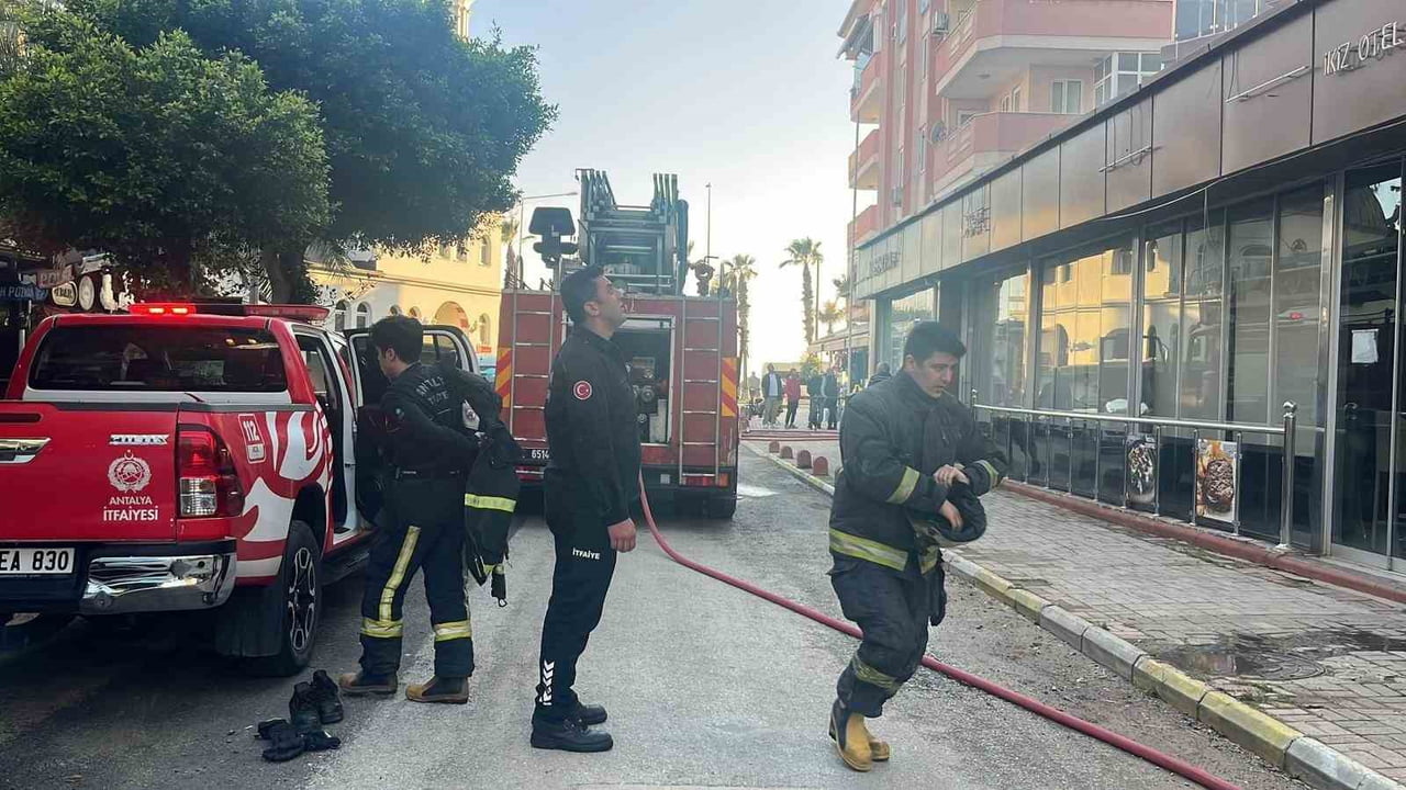 ANTALYA’NIN ALANYA İLÇESİNDE BİR OTELİN GİRİŞ KISMINDA ÇIKAN YANGIN, İTFAİYENİN HIZLI...