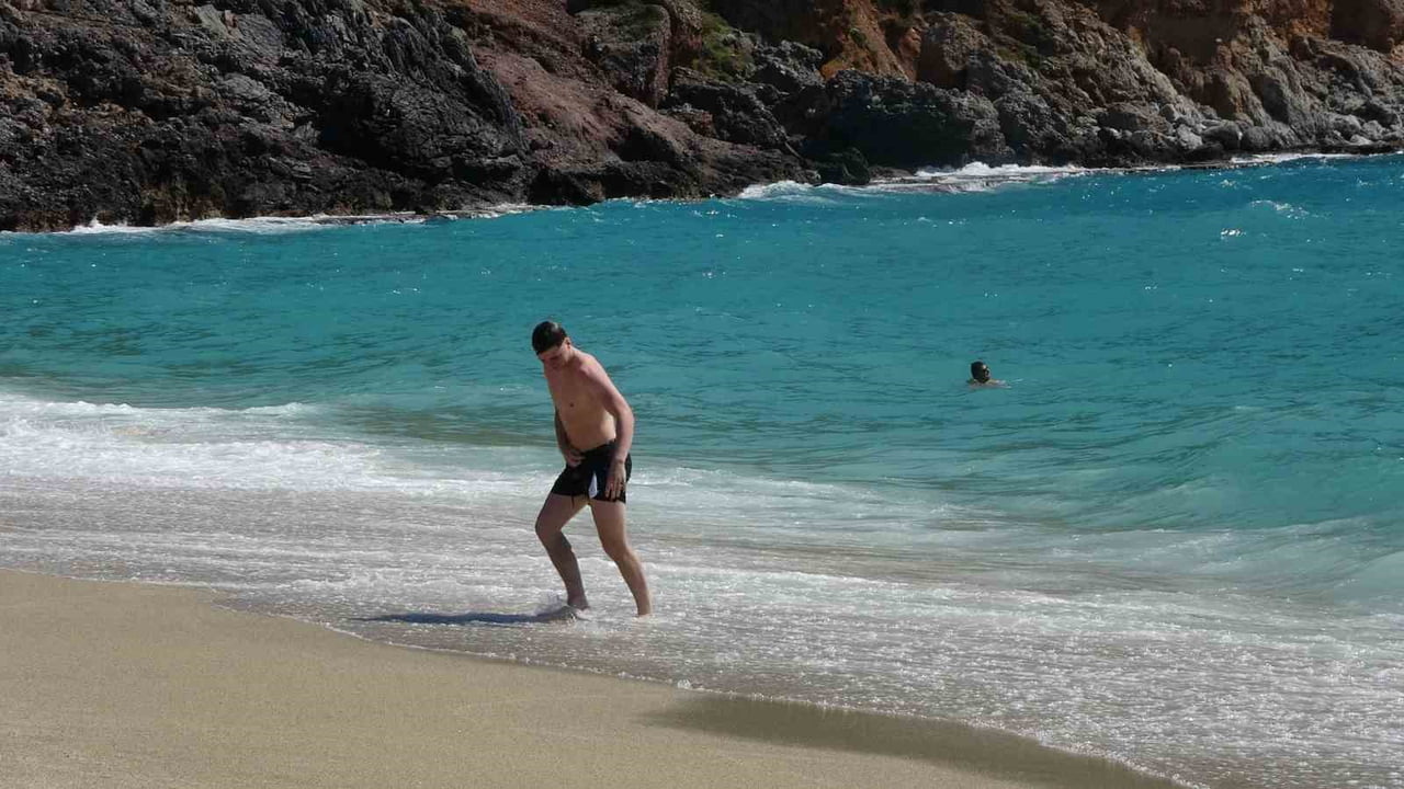 ANTALYA’NIN ALANYA İLÇESİNDE DÜNYACA ÜNLÜ KLEOPATRA PLAJI, SABAH SAATLERİNDEN İTİBAREN YERLİ VE...