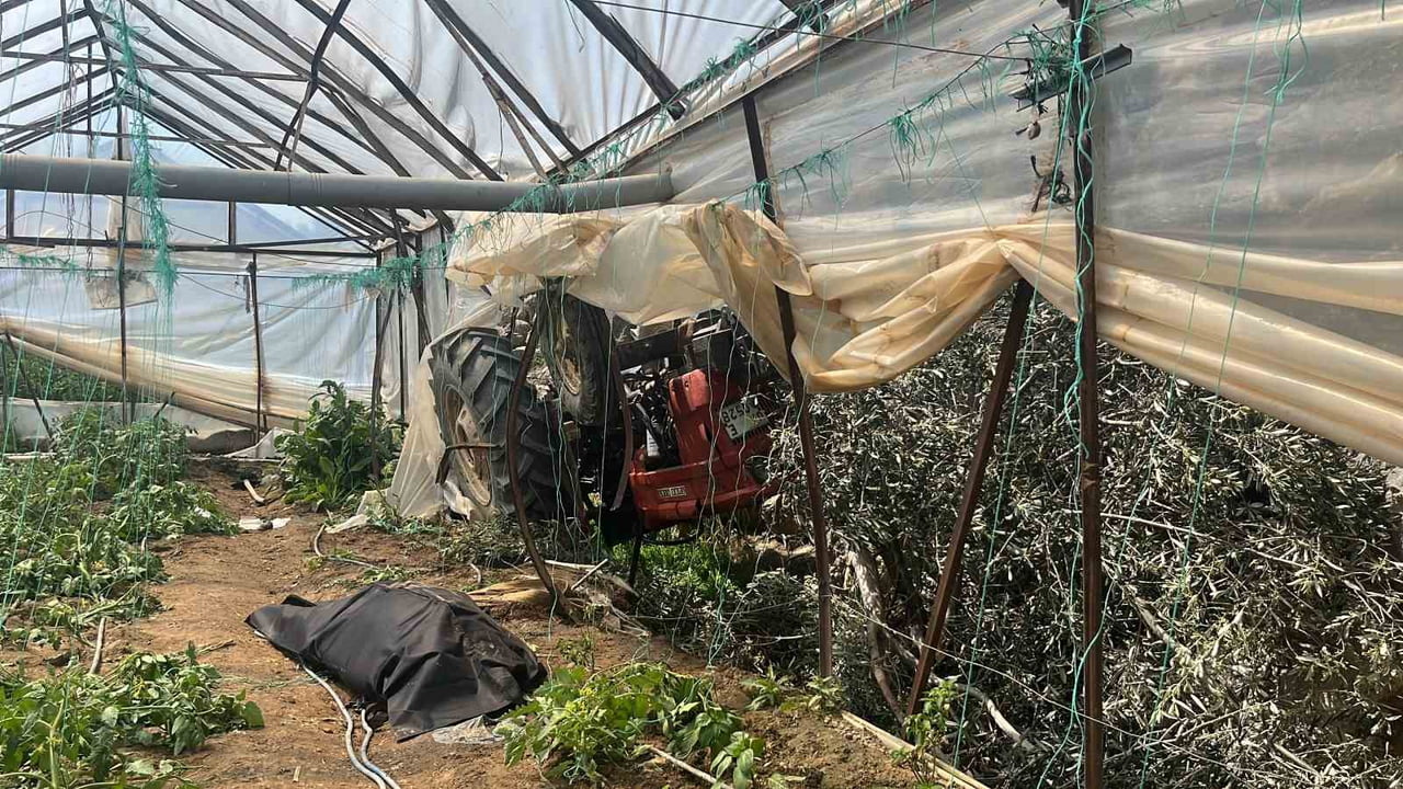 ANTALYA’NIN ALANYA İLÇESİNDE KONTROLDEN ÇIKAN TRAKTÖRÜN BAHÇE SERASINA DEVRİLMESİ SONUCU TRAKTÖR...