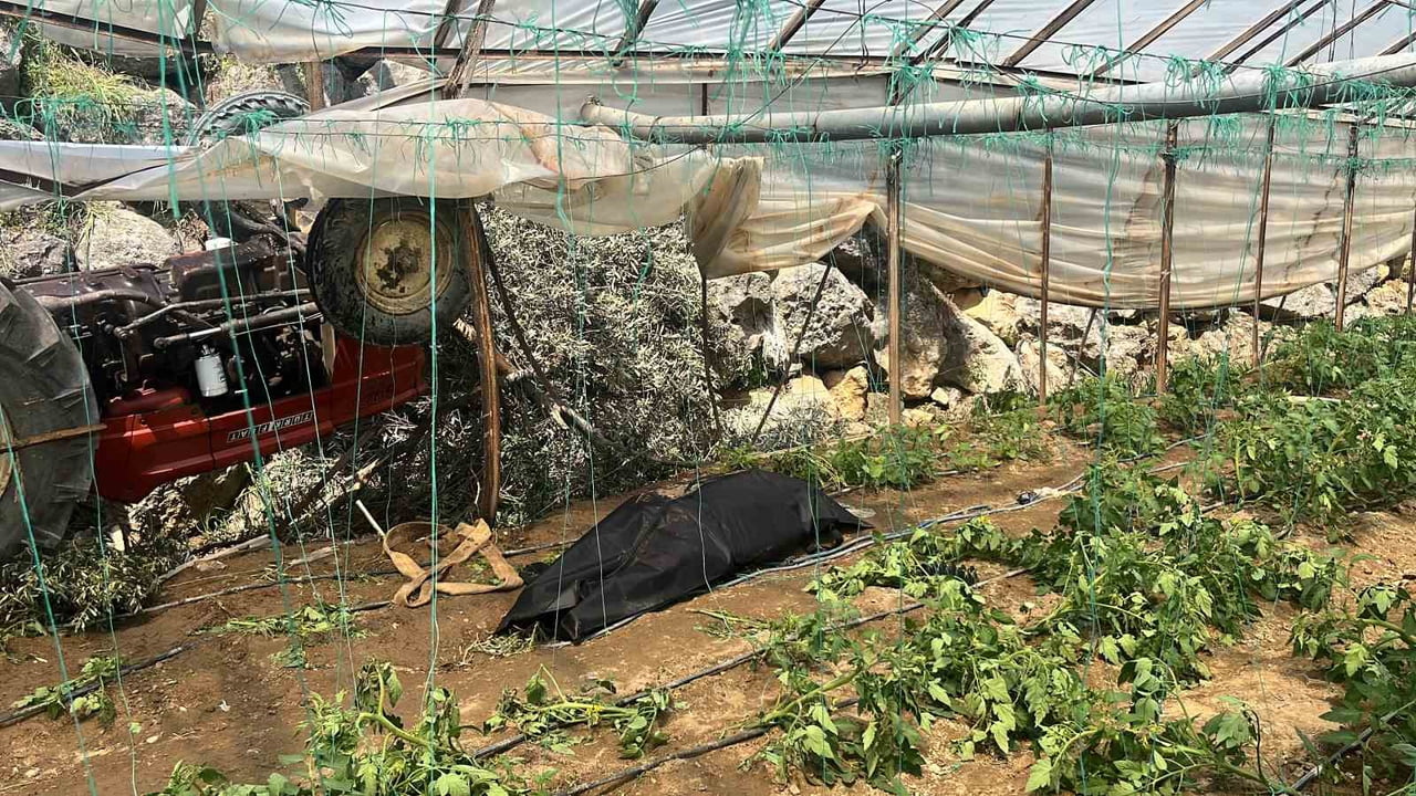 ANTALYA’NIN ALANYA İLÇESİNDE KONTROLDEN ÇIKAN TRAKTÖRÜN BAHÇE SERASINA DEVRİLMESİ SONUCU TRAKTÖR...