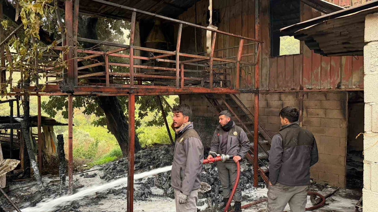 ANTALYA’NIN ALANYA İLÇESİNDE MÜSTAKİL EVDE ÇIKAN YANGIN KORKU DOLU ANLARA NEDEN OLDU.