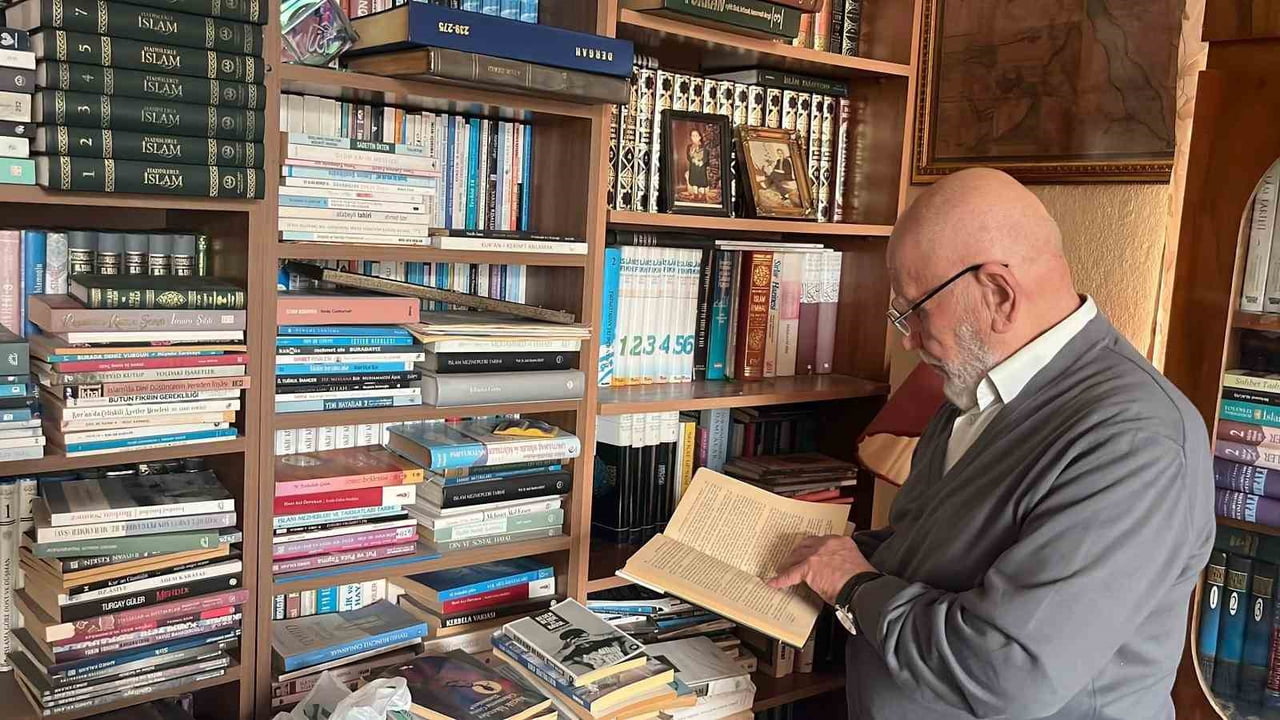 ANTALYA’NIN ALANYA İLÇESİNDE YAŞAYAN 77 YAŞINDAKİ MEHMET KAYA, KİTAPLARA ADADIĞI YAŞAMIYLA DİKKAT...