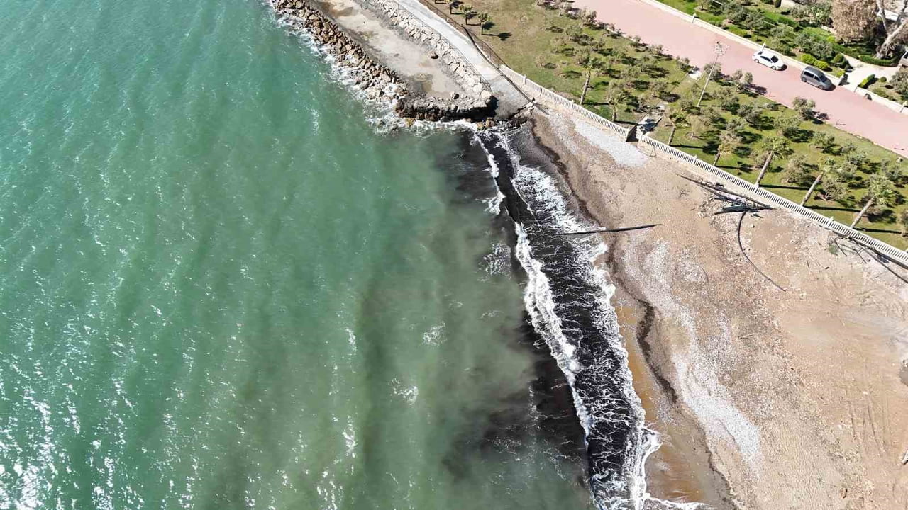 ANTALYA’NIN ALANYA İLÇESİNE BAĞLI TÜRKLER MAHALLESİ SAHİLİNDE KIYI ŞERİDİNDE OLUŞAN SİYAH GÖRÜNTÜ...