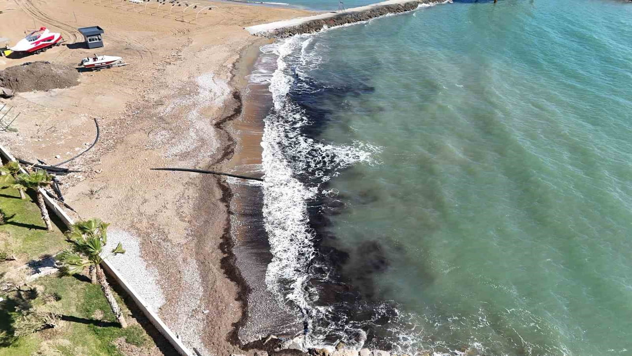 ANTALYA’NIN ALANYA İLÇESİNE BAĞLI TÜRKLER MAHALLESİ SAHİLİNDE KIYI ŞERİDİNDE OLUŞAN SİYAH GÖRÜNTÜ...