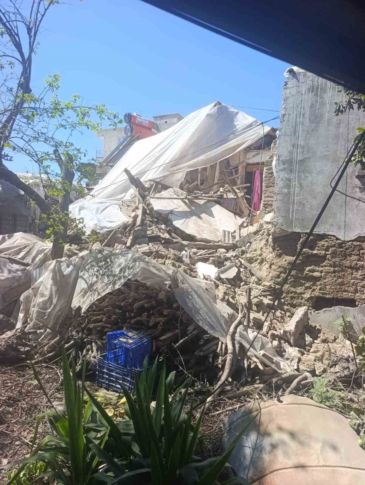 ANTALYA’NIN DEMRE İLÇESİNDE KULLANILMAYAN 2 KATLI KERPİÇ EV ÇÖKTÜ. OLAYDA HERHANGİ BİR YARALANMA...