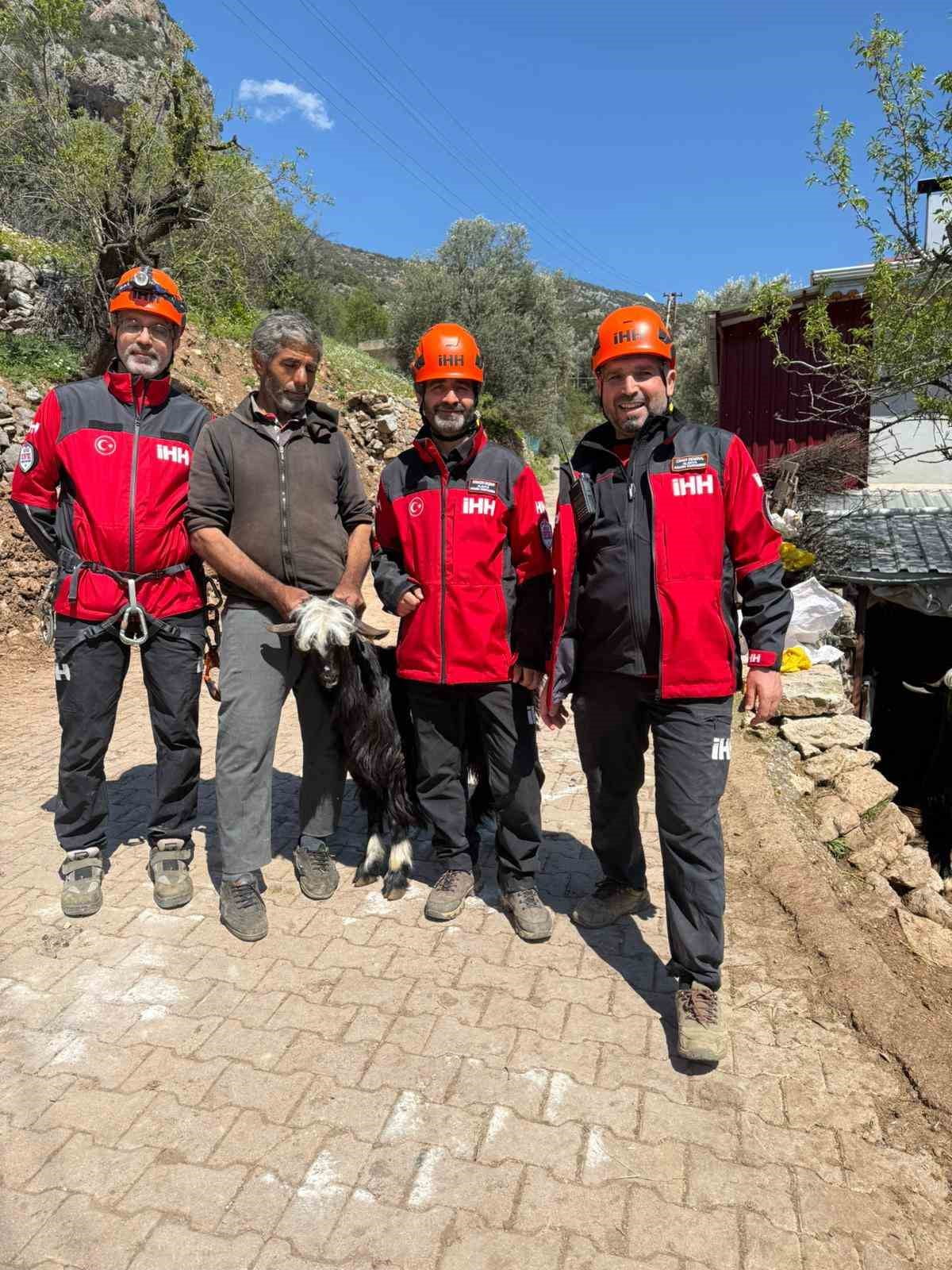 ANTALYA’NIN GÜNDOĞMUŞ İLÇESİNE BAĞLI KAYABÜKÜ MAHALLESİ’NDE YAKLAŞIK BİR HAFTADIR MAHSUR KALAN 2...