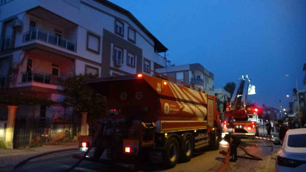 ANTALYA’NIN KEPEZ İLÇESİNDE BİR APARTMANIN TERAS KATINDA ÇIKAN YANGIN PANİĞE NEDEN OLDU. YANGIN...