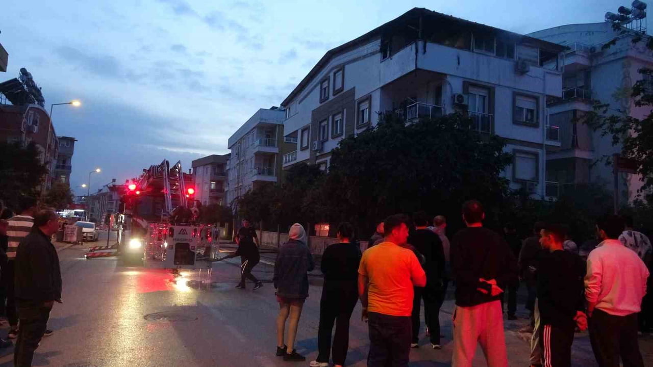 ANTALYA’NIN KEPEZ İLÇESİNDE BİR APARTMANIN TERAS KATINDA ÇIKAN YANGIN PANİĞE NEDEN OLDU. YANGIN...