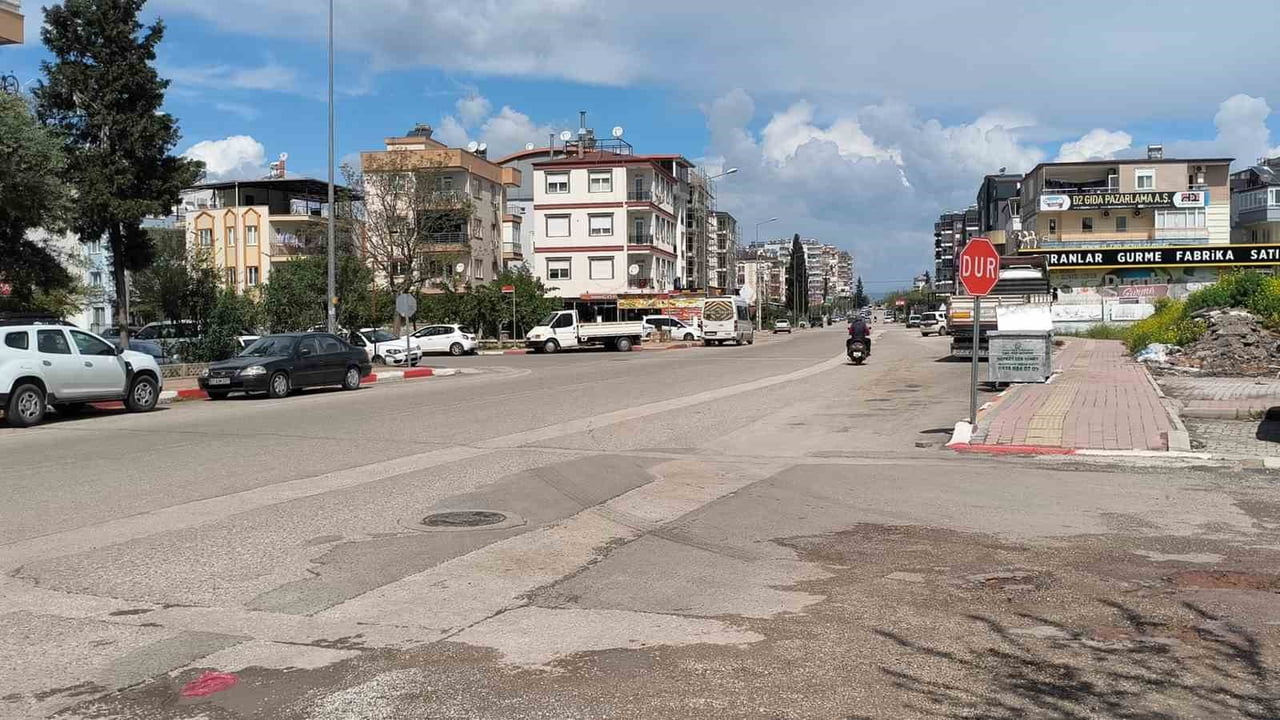 ANTALYA’NIN KEPEZ İLÇESİNDE EKMEK ALMAK İÇİN EVDEN ÇIKAN YAŞLI ADAM DÖNÜŞ YOLUNDA ÇÖP KAMYONUNUN...